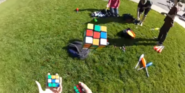 Чоловік складає кубики Рубіка, жонглюючи ними [+ВІДЕО]